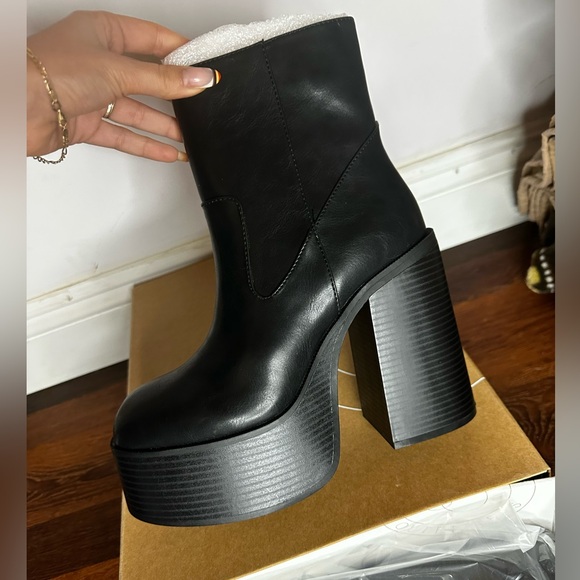 Urban Outfitters Platform Chunky black boot women’s sz 8 - Picture 4 of 5